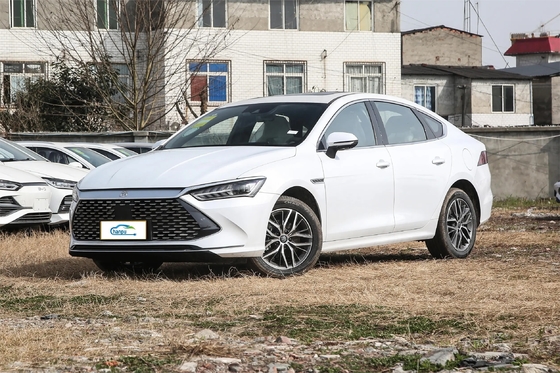 넓은 5석짜리 컴팩트 세단 BYD 킨 플러스 Dm-2024 Dm-I 호너 버전 120km PHEV 자동차