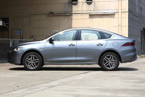 넓은 5석짜리 컴팩트 세단 BYD 킨 플러스 Dm-2024 Dm-I 호너 버전 120km PHEV 자동차
